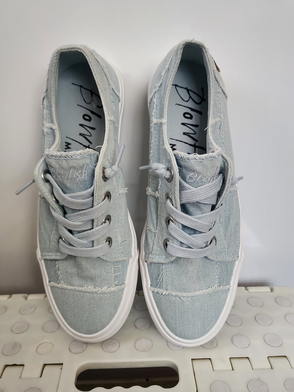 Sz 8.5 Blowfish Women’s Light Blue Denim Slip-On Sneakers